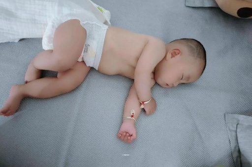 东方3个月宝宝怎么抱
